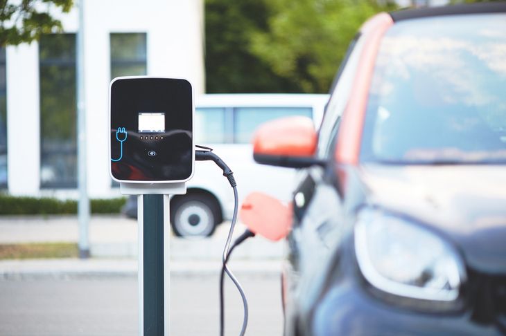 Voiture électrique branchée à une borne de recharge